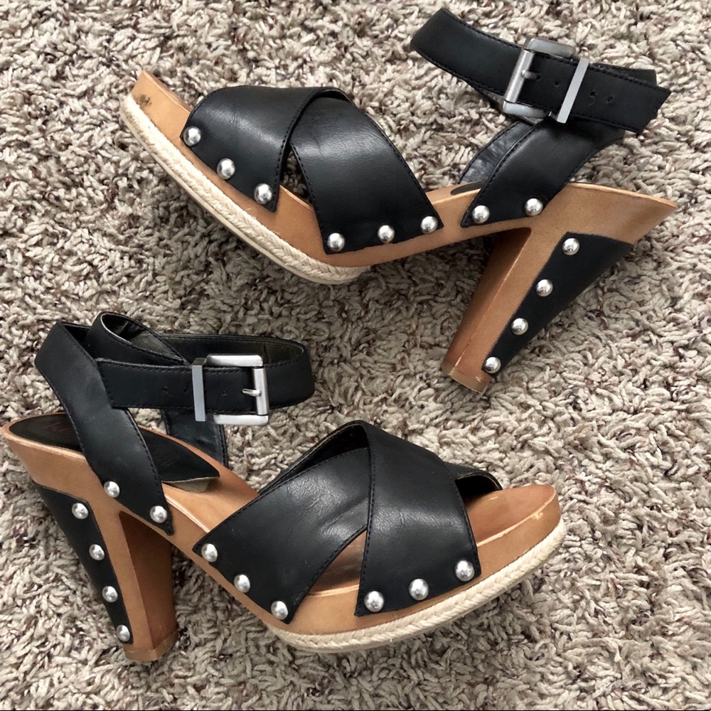 Ankle Strap▫️Black▫️Stud trim▫️Wooden sole▫️Heels